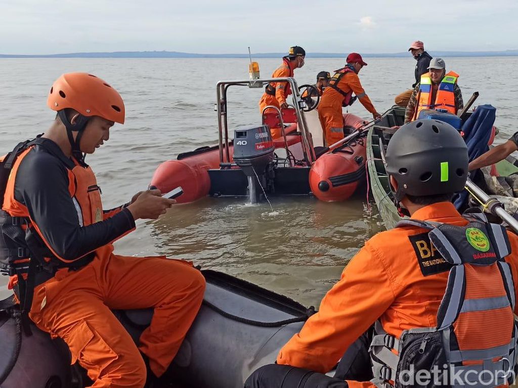 Saat Ngabuburit Mancing di Tengah Laut Justru Berakhir Menantang Maut Saat Ngabuburit Mancing di Tengah Laut Justru Berakhir Menantang Maut