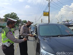 Pelanggar Lalu Lintas di Blitar Dipasang Janur Kuning