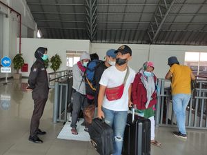 Terminal Purabaya Bungurasih Mulai Ada Lonjakan Pemudik Terminal Purabaya Bungurasih Mulai Ada Lonjakan Pemudik