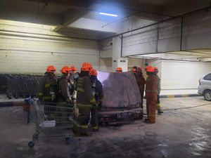 Mobil Terbakar di Basemen Bandung Indah Plaza!