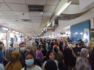 Puncak Keramaian Pasar Tanah Abang 23-24 April, 40 Ribu Pengunjung di Blok A Puncak Keramaian Pasar Tanah Abang 23-24 April, 40 Ribu Pengunjung di Blok A