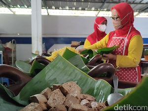 Mencicipi Gurihnya Sego Berkat Berbalut Daun Jati Khas Kulon Progo