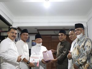 Sekjen Gerindra Silaturahmi dengan Ulama Sepuh Bandung KH Miftah Farid Sekjen Gerindra Silaturahmi dengan Ulama Sepuh Bandung KH Miftah Farid