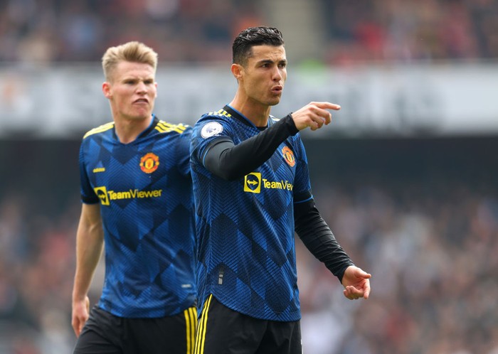 Scott McTominay LONDON, ENGLAND - APRIL 23: Cristiano Ronaldo of Manchester United reacts during the Premier League match between Arsenal and Manchester United at Emirates Stadium on April 23, 2022 in London, England. (Photo by Catherine Ivill/Getty Images)