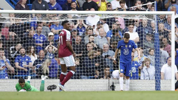 Soccer Football - Premier League - Chelsea v West Ham United - Stamford Bridge, London, Britain - April 24, 2022 Chelsea's Jorginho looks dejected after West Ham United's Lukasz Fabianski saves the penalty Action Images via Reuters/Peter Cziborra EDITORIAL USE ONLY. No use with unauthorized audio, video, data, fixture lists, club/league logos or 'live' services. Online in-match use limited to 75 images, no video emulation. No use in betting, games or single club /league/player publications.  Please contact your account representative for further details.