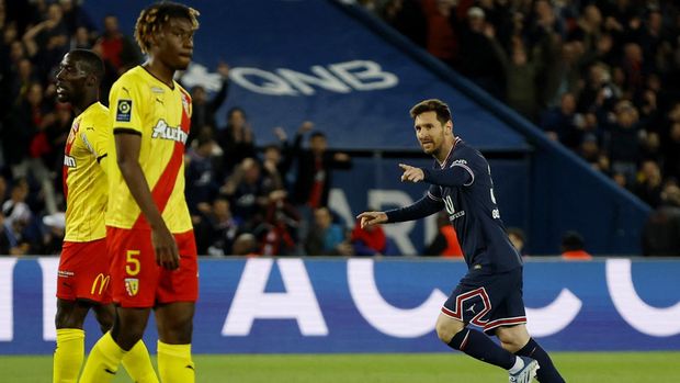 Soccer Football - Ligue 1 - Paris St Germain v RC Lens - Parc des Princes, Paris, France - April 23, 2022  Paris St Germain's Lionel Messi celebrates scoring their first goal REUTERS/Christian Hartmann