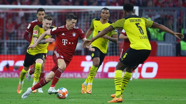 Soccer Football - Bundesliga - Bayern Munich v Borussia Dortmund - Allianz Arena, Munich, Germany - April 23, 2022  Bayern Munich's Robert Lewandowski in action with Borussia Dortmund's Marco Reus and Dan Axel Zagadou REUTERS/Kai Pfaffenbach DFL REGULATIONS PROHIBIT ANY USE OF PHOTOGRAPHS AS IMAGE SEQUENCES AND/OR QUASI-VIDEO.