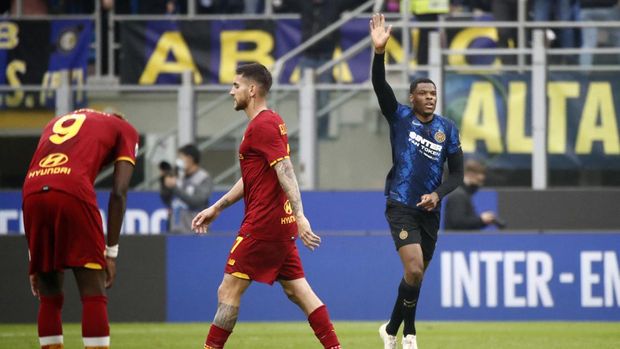 Soccer Football - Serie A - Inter Milan v AS Roma - San Siro, Milan, Italy - April 23, 2022   Inter Milan's Denzel Dumfries celebrates scoring their first goal REUTERS/Alessandro Garofalo