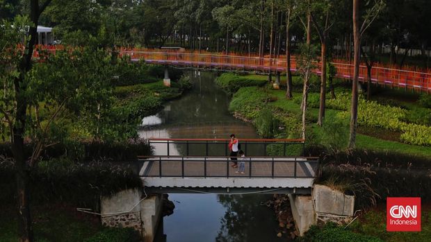 Tebet Eco Park Ruang Ketiga Kaum Urban Suasana Tebet Eco Park yang baru diresmikan Gubernur DKi Jakarta, Sabtu, 24 April 2022. Sebelum direvitalisasi, Ruang Terbuka Hijau (RTH) ini bernama Taman Tebet. Nama Eco Park diambil dari konsep yang diusung dengan menghadirikan keindahan alami melalui pemulihan ekosistem dan ruang terbuka hijau dan biru, dengan fasilitas taman yang bisa mengakomodasi aktivitas warga. CNN Indonesia/ Adhi Wicaksono
