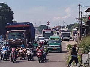 Traffict Light di Dekat Pasar Caringin Bandung Miring! Traffict Light di Dekat Pasar Caringin Bandung Miring!