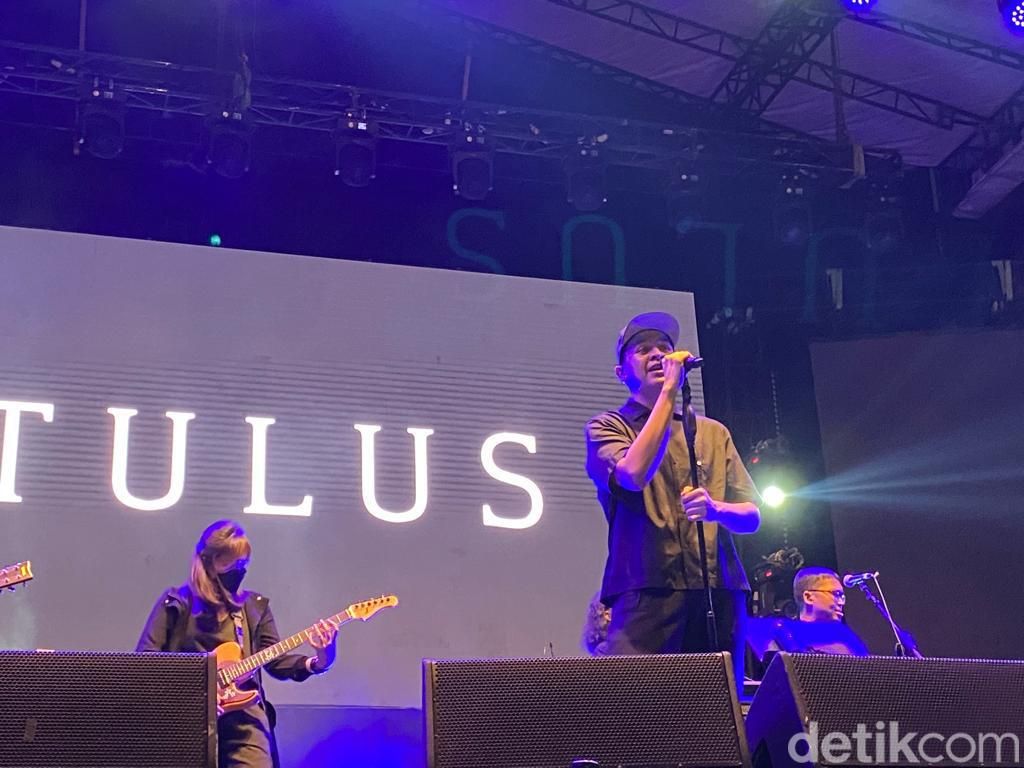 Meski Suara Serak, Tulus Sukses Obati Kerinduan Penggemar Meski Suara Serak, Tulus Sukses Obati Kerinduan Penggemar