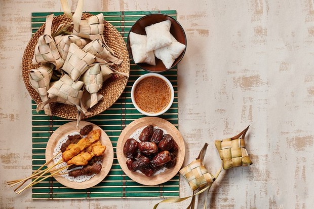 (Wajib ada saat lebaran, Ketupat jadi menu yang ditunggu-tunggu setiap hari raya tiba/Foto: food.detik.com) Wajib ada saat lebaran, Ketupat jadi menu yang ditunggu-tunggu setiap hari raya tiba/Foto: food.detik.com