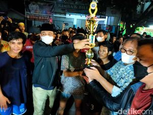 Danny Janjikan Beasiswa bagi Pemenang Lomba Balap Lari di Makassar Danny Janjikan Beasiswa bagi Pemenang Lomba Balap Lari di Makassar