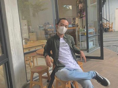 Gaya Zinidin Zidan saat Manggung dan Ngopi di Kafe di Yogyakarta