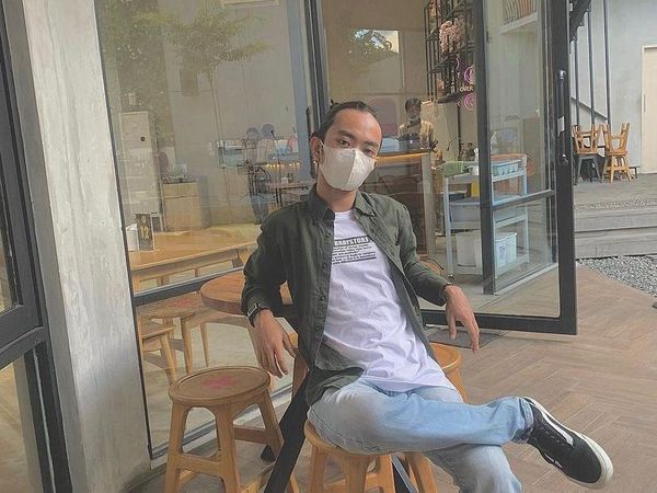Gaya Zinidin Zidan saat Manggung dan Ngopi di Kafe di Yogyakarta