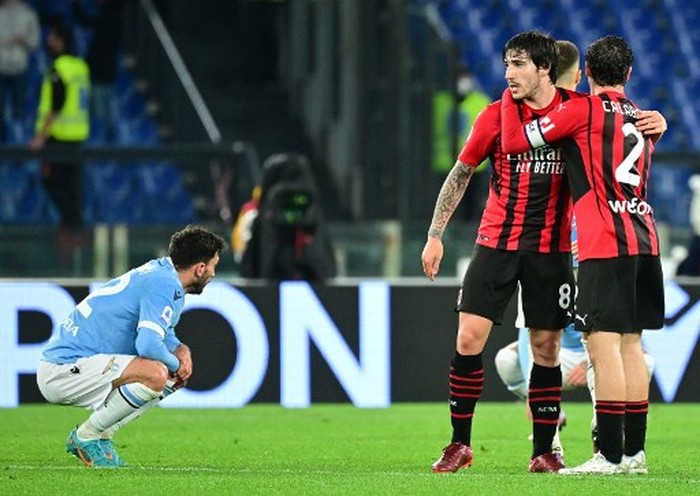 AC Milan italian midfielder Sandro Tonali (L) celebrates with AC Milan Italian defender Davide Calabria at the end the Serie A football match between Lazio and AC Milan at The Olympic Stadium in Rome on April 24, 2022. (Photo by VINCENZO PINTO / AFP)