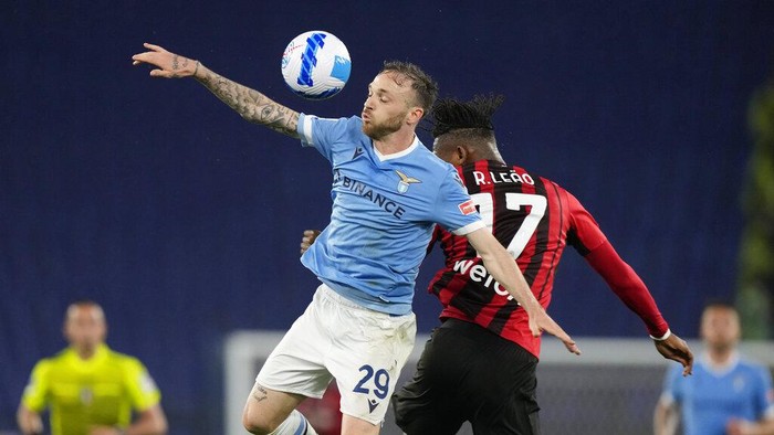 AC Milan Geser Inter dari Puncak Klasemen Usai Menang Atas Lazio Lazio's Ciro Immobile, centre, scores his side's opening goal during the Serie A soccer match between Lazio and AC Milan, at Rome's Olympic Stadium, Italy, Sunday, April 24, 2022. (AP Photo/Andrew Medichini)