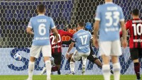 GOL! Ciro Immobile mencatatkan namanya di papan skor. Striker Italia itu mencetak gol tap-in di depan gawang, memanfaatkan crossing Sergej Milinkovic-Savic dari sisi kanan.