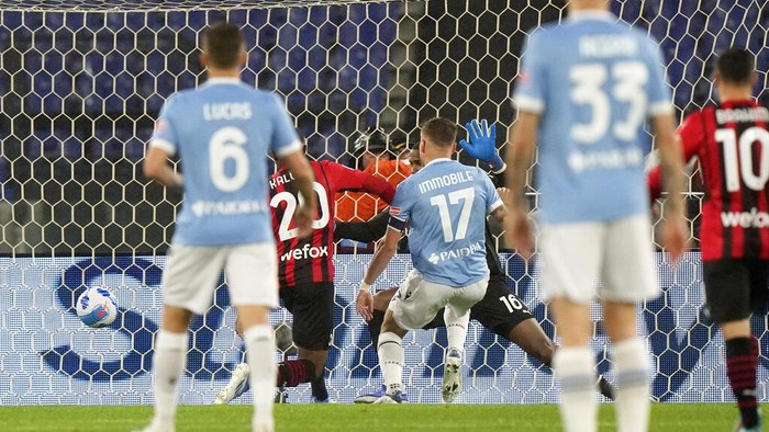AC Milan Geser Inter dari Puncak Klasemen Usai Menang Atas Lazio Lazio's Ciro Immobile, centre, scores his side's opening goal during the Serie A soccer match between Lazio and AC Milan, at Rome's Olympic Stadium, Italy, Sunday, April 24, 2022. (AP Photo/Andrew Medichini)