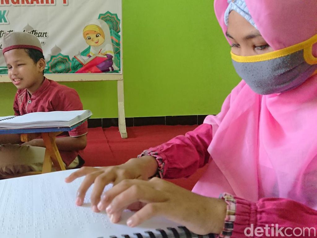 Melihat Penyandang Tunanetra di Trenggalek Belajar Ngaji Al-Quran Braille
