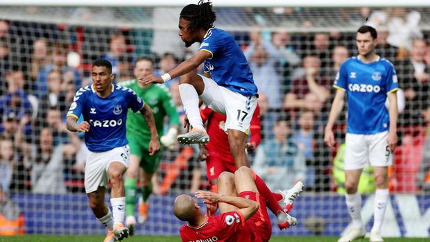Soccer Football - Premier League - Liverpool v Everton - Anfield, Liverpool, Britain - April 24, 2022  Everton's Alex Iwobi and Liverpool's Fabinho REUTERS/Phil Noble EDITORIAL USE ONLY. No use with unauthorized audio, video, data, fixture lists, club/league logos or 'live' services. Online in-match use limited to 75 images, no video emulation. No use in betting, games or single club /league/player publications.  Please contact your account representative for further details.