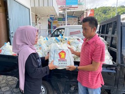 Andre Rosiade Bagikan Puluhan Ribu Paket Sembako di Sumbar