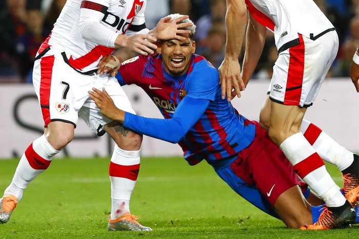Barcelonas Ronald Araujo, centre, challenges for the ball during a Spanish La Liga soccer match between FC Barcelona and Rayo Vallecano at the Camp Nou stadium in Barcelona, Spain, Sunday, April 24, 2022. (AP Photo/Joan Monfort)