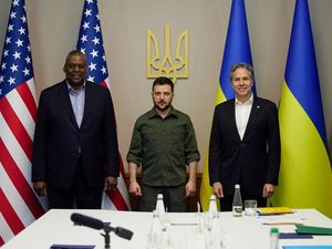 Menlu dan Menhan AS Bertemu Presiden Ukraina, Bahas Apa Ya?