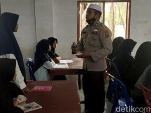 Polisi di Labuhanbatu Nyambi Jadi Guru Bahasa Arab di Pesantren
