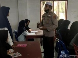 Polisi di Labuhanbatu Nyambi Jadi Guru Bahasa Arab di Pesantren