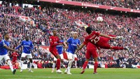 Dengan sepakan akrobatik, Luis Diaz mengirim bola ke Origi. AP/Peter Byrne