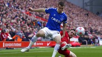 Pemain Liverpool Diogo Jota, kanan, mengganggu pergerakan pemain Everton Seamus Coleman. AP/Jon Super