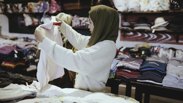 cewe jilbab lagi beli baju