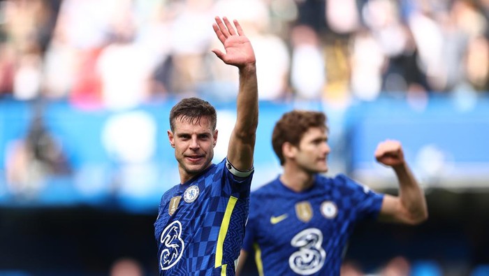 LONDON, ENGLAND - APRIL 24: Cesar Azpilicueta of Chelsea celebrates after their sides victory during the Premier League match between Chelsea and West Ham United at Stamford Bridge on April 24, 2022 in London, England. (Photo by Ryan Pierse/Getty Images)