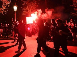 Demonstran Protes Kemenangan Macron, Polisi Tembakkan Gas Air Mata