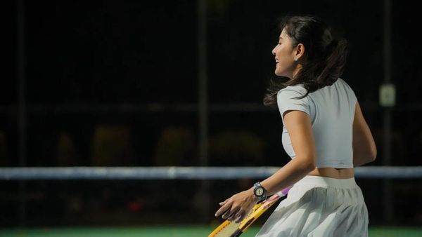 6 Gaya Dian Sastrowardoyo Jajal Olahraga Tenis