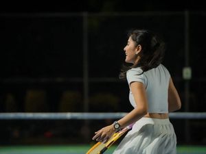 6 Gaya Dian Sastrowardoyo Jajal Olahraga Tenis