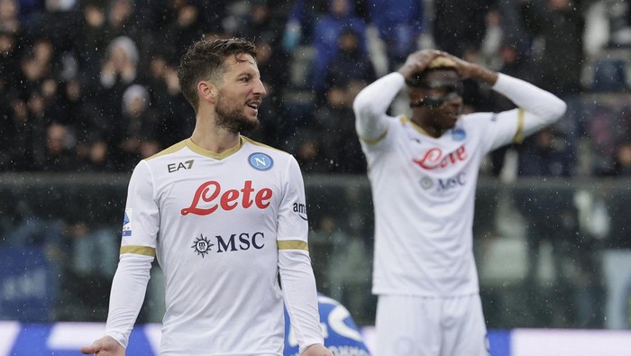 Soccer Football - Serie A - Empoli v Napoli - Stadio Carlo Castellani, Empoli, Italy - April 24, 2022 Napolis Dries Mertens reacts REUTERS/Ciro De Luca