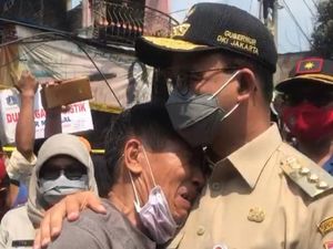 Tenangkan Korban Kebakaran Pasar Gembrong, Anies Beri Pelukan Tenangkan Korban Kebakaran Pasar Gembrong, Anies Beri Pelukan