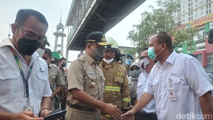 Gubernur DKI Jakarta Anies Baswedan meninjau lokasi kebakaran di Pasar Gembrong, Jakarta Timur (Jaktim). Anies juga sempat berdialog dengan warga. (Wilda HN/detikcom)