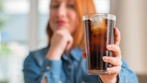 Hindari pula konsumsi minuman beralkohol dan asupan tinggi gula, termasuk minuman soda.