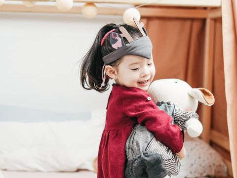 Ilustrasi anak-anak dengan boneka