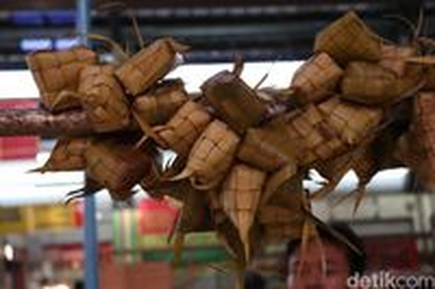 Ilustrasi menggantungkan ketupat/Foto: dok. detikFood Ilustrasi menggantungkan ketupat