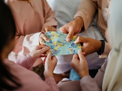 Kenapa Ada Tradisi Salam Tempel saat Lebaran? Begini Sejarahnya