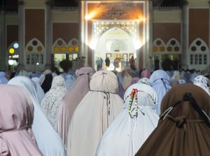 Bacaan Sholat 5 Waktu Subuh-Isya Lengkap: Arab, Latin, dan Artinya Bacaan Sholat 5 Waktu Subuh-Isya Lengkap: Arab, Latin, dan Artinya