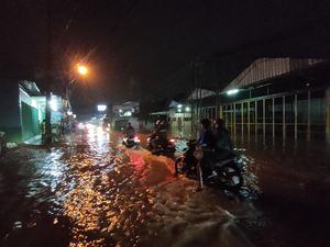 Jalan Raya Abdul Gani Depok Tergenang Air Akibat Hujan