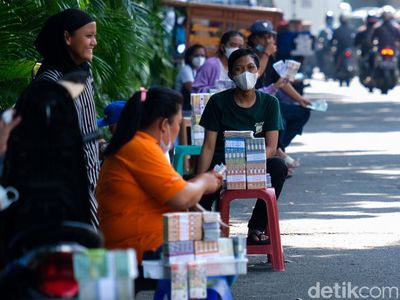 Jelang Lebaran, Jasa Tukar Uang Baru Pinggir Jalan Makin Marak