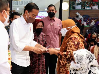 Foto-foto Jokowi Bagi-bagi Bansos di Gedung Pos Jakarta
