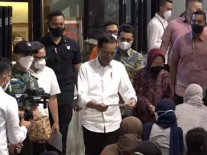 Jokowi Bagikan Bansos di Gedung Pos Jakarta, Ditemani Risma-Wagub DKI