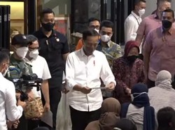 Jokowi Bagikan Bansos di Gedung Pos Jakarta, Ditemani Risma-Wagub DKI